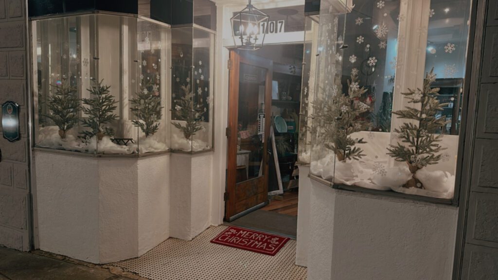 Roxboro Home Decor holiday window